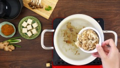 Nấu dashi: Dùng khăn ẩm lau sạch bụi trắng trên tảo bẹ. Cho 15gr tảo vào nồi 700ml nước, đun 10 phút rồi vớt ra. Sau đó cho thêm 15gr cá bào vào, đun sôi thì tắt bếp, chắt lấy nước và bỏ phần xác cá.
