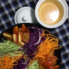Sắp các loại rau củ theo vòng tròn xen kẽ tạo 1 dĩa salad đẹp mắt .Cho đường vàng chén cùng dầu mè và sốt mayo cà chua. Mình dùng sốt salad trộn sẳn, bạn có thể tự làm sốt mayo cùng tương cà tại nhà rất nhanh đó. Trộn đêu cho hỗn hợp tan và sánh mịn.
