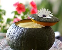 Cho bánh flan vào nồi, hấp cách thủy cho bánh chín hẳn. Khi chín, phần bên trong bí đỏ sẽ nở, phồng lên.