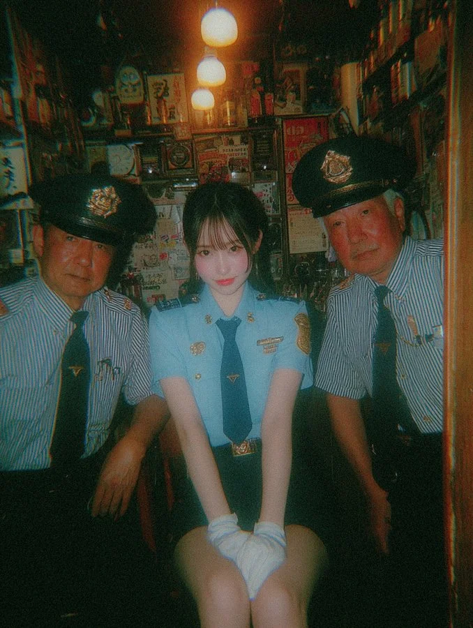 Elegante escena de un café japonés con fotografía de personajes al estilo retro.