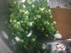 Chuẩn bị bơ, đường, muối. Đun nóng dầu ăn trong nồi nhỏ sau đó cho hành lá và bơ vào đảo sơ, tiếp đó thêm muối, đường, hạt nêm, nước vào, đảo đều 2 phút rồi tắt bếp.