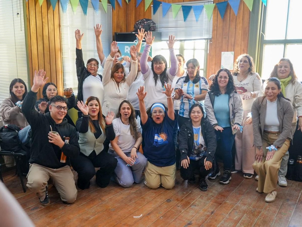 Encuentro entre vecinos y vecinas que participan de los talleres de casa municipal y apa