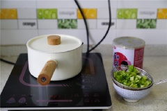 Trong chén nhỏ trộn đều 30ml rượu nấu ăn, 3 muỗng canh nước tương, 1 muỗng canh đường và 1 muỗng canh sa tế cay để làm nước sốt theo khẩu vị của bạn. Cho sốt vào nồi cùng với 80ml dầu bắp. Đậy nắp nồi, đun sôi 5-10 phút rồi cho tiếp cần tây thái nhỏ vào đảo đều, tắt bếp.