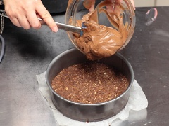 Trút hỗn hợp kem phô mai trộn chocolate đen lên trên đế bánh. Dàn phẳng. Đặt vào tủ lạnh khoảng 5-7 phút. Tiếp tục với phần kem phô mai trộn chocolate trắng vào, đặt lại vào tủ lạnh 5 phút.