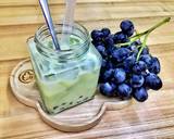 Cho tiếp phần nước trà sữa matcha để nguội vào, thêm vài viên đá. Giờ thì thưởng thức trà sữa matcha homemade thôi nào, hì hì 🍺😜