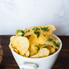 Khoai tây chiên lắc bột phô mai tỏi không chỉ lạ miệng mà còn hấp dẫn tất cả mọi người cùng ngồi lại thưởng thức đấy. Những lúc rảnh rỗi chiên chiên, lắc lắc và nhâm nhi thì tuyệt phải biết nè.