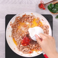 Kế tiếp, cho 200gr thịt heo xay vào xào cho săn thịt, rồi nêm vào 1,5 muỗng canh nước mắm, 1 muỗng canh tương ớt, 1 muỗng canh sa tế, 1 muỗng canh đường, 1 muỗng canh nước cốt chanh và 50ml nước lọc.