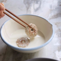 Cho ít dầu ăn vào chảo, đặt các viên thịt đã vo viên vào chiên đến khi hơi chín vàng đều 2 mặt. Tiếp theo, hòa bột chiên giòn với nước, rồi nhúng từng miếng thịt vừa chiên qua lăn với bột hòa tan. Đun nóng dầu ăn trong chảo rồi cho thịt nhúng qua bột vào chiên đến khi chín vàng đều một lần nữa. Sau đó vớt ra, thấm dầu.