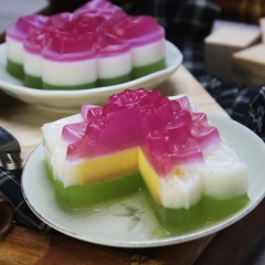Bánh trung thu rau câu nhân flan đã đông cứng, chỉ cần lấy ra và thưởng thức thôi nhé!