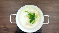 Bắc nồi lên bếp, cho vào nồi 1 lít nước sau đó thêm 15gr sả thái lát, 15gr gừng thái lát và 5gr lá chanh vào nồi, đun sôi. Cho tiếp 500gr chân gà vào nồi, đun sôi rồi hạ lửa nhỏ, om chân gà 20 phút cho chân gà thật mềm nhừ.
