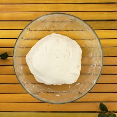 Bột bánh: Cho 500 gram bột nếp vào tô, đổ 340 ml nước nóng từ từ vào nhào đến khi bột dẻo, mịn, không dính tay, để bột nghỉ 30 phút.