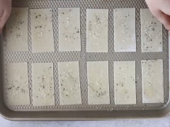 Trải vỏ hoành thánh lên khay, phết dầu olive, rắc ít muối và tiêu lên trên. Cho khay vào lò nướng khoảng 175 độ F, trong 3-5 phút. Khi thấy hoành thánh vàng giòn thì tắt bếp.