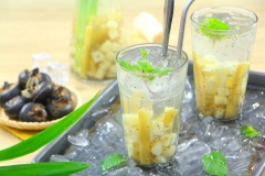 Khi nước mía lau củ năng nguội hẳn ta cho phần hạt chia đã ngâm vào khuấy đều. Để nước mía lau củ năng hạt chia nguội rồi để tủ lạnh. Nước mía lau uống nguyên chất không cần thêm đá cũng ngon nhé. Trời bắt đầu vào hè nên cơ thể dễ bị mất nước. Cách làm nước mía lau không khó, làm ngay mời cả nhà giải nhiệt nhé.