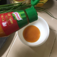 Đợi chảo nóng bỏ tí dầu vô, lấy mấy tép gừng bỏ vô khử mùi và cho dậy mùi lên, áp chảo gà cho vàng. Trong khi đợi gà áp chảo thì sẽ pha nước xốt gồm có: rượu trắng, xôt nêm thịt gà, nước tương, đường trộn đều hỗn hợp.