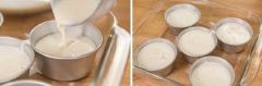 Nếu bạn muốn món bánh pudding này có kết cấu mịn màng hơn, có thể lọc hỗn hợp bằng rây lọc (tùy ý thích). Chia đều hỗn hợp vào các khuôn. Cho vào ngăn mát tủ lạnh ít nhất 1 tiếng cho hỗn hợp đông lại.