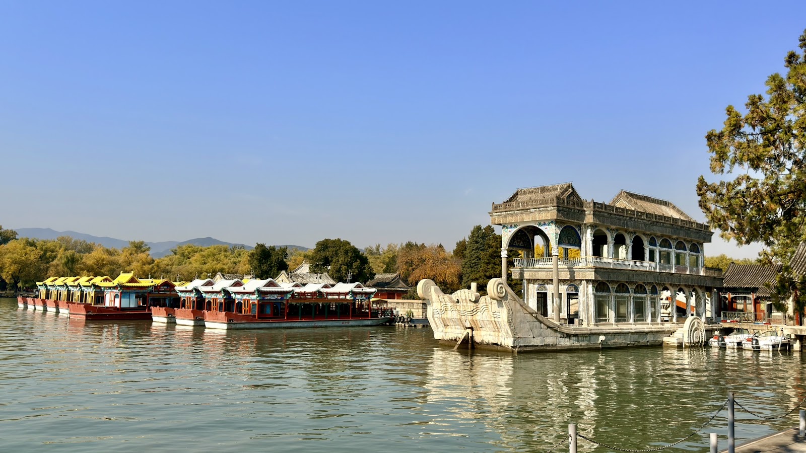 Lago Kunming y barcos del Palacio de Verano