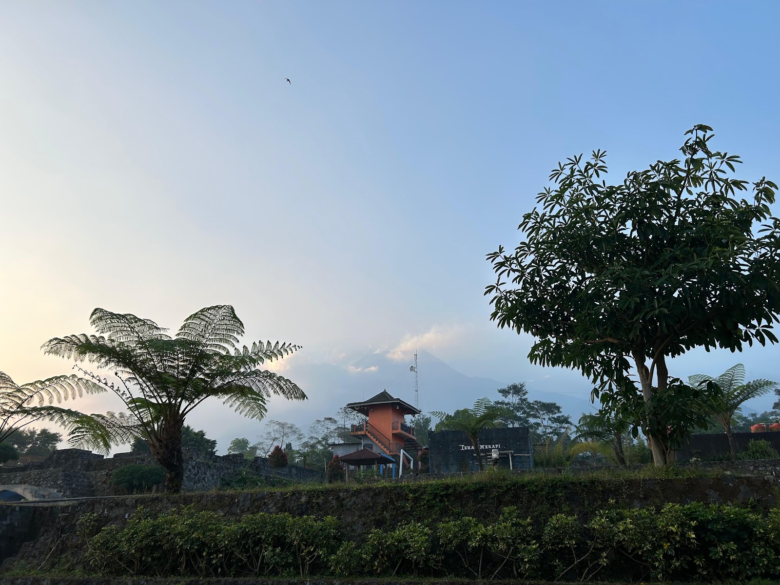 Spot foto dengan latar Gunung Merapi