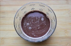 Ngâm lá gelatin trong nước lạnh trong 15 phút. Pha 160ml nước sôi với bột cacao, sau đó thêm 5g đường trắng vào rồi khuấy đều cho tan hết.