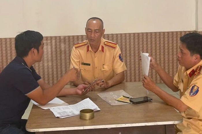 Phạt tài xế lái xe khách chạy ngược chiều ở cửa ngõ sân bay Tân Sơn Nhất - Báo VietnamNet