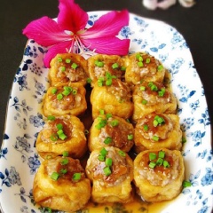 Rắc hành lá vào rồi tắt bếp. Sắp ra đĩa ăn nóng. 