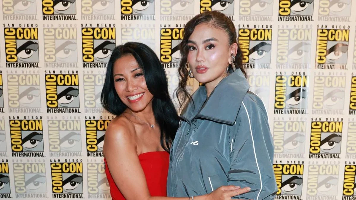 Agnez Mo dan Anggun C. Sasmi dalam adegan serial Reacher musim keempat.