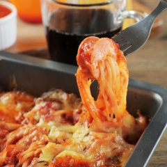 Mì spaghetti cuộn xúc xích, rau củ phủ thêm lớp phô mai béo ngậy, vị nước sốt thịt đậm đà sẽ là món bạn có thể dùng biến tấu đổi món cho cả gia đình mình.
