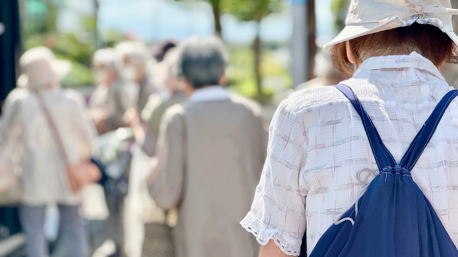バス停で待つ利用者の列