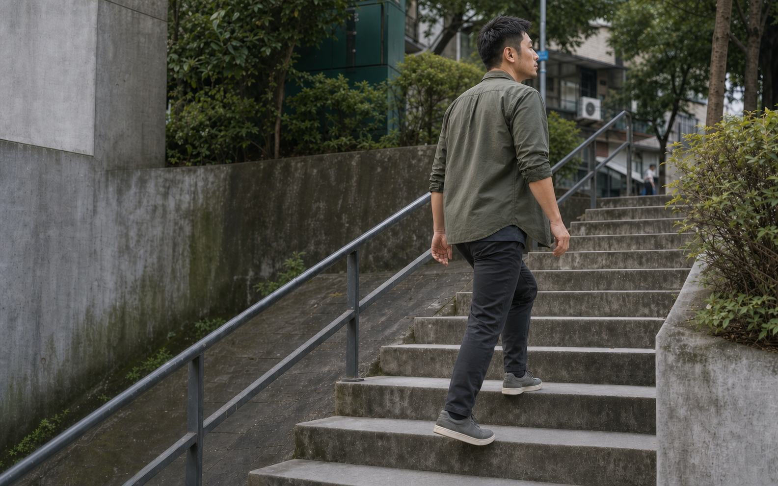 走上城市階梯、維持日常行動的男性