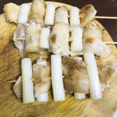 Xiên xen kẽ thịt ba chỉ bánh gạo đến khi hết thịt và bánh gạo, dùng cọ phết sốt đều lên cả 2 mặt. Rắc một ít mè trắng lên từng xiên và thưởng thức ngay.