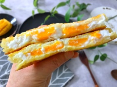 Cắt xéo chiếc bánh mì sandwich chiên trứng, bày trí ra đĩa cho đẹp mắt là có thể dọn lên cho bữa sáng rồi đấy. Vỏ bánh mì sandwich tẩm trứng chiên giòn béo, bùi bùi, nhân sữa chua béo ngậy cùng xoài chín ngọt, thơm hương rất đặc trứng. Đặc biệt bánh mì sandwich chiên có màu vàng cam tạo cảm giác ngon miệng trước khi ăn.