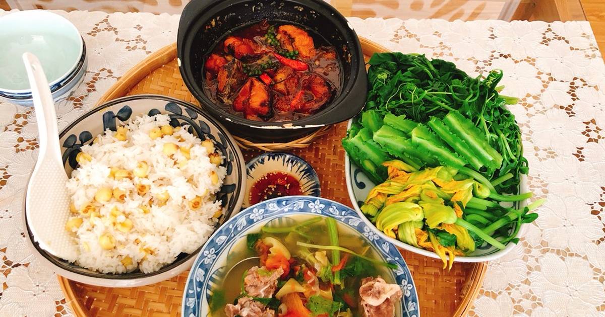 Cơm sen, rau tập tàng chấm cá kho tộ