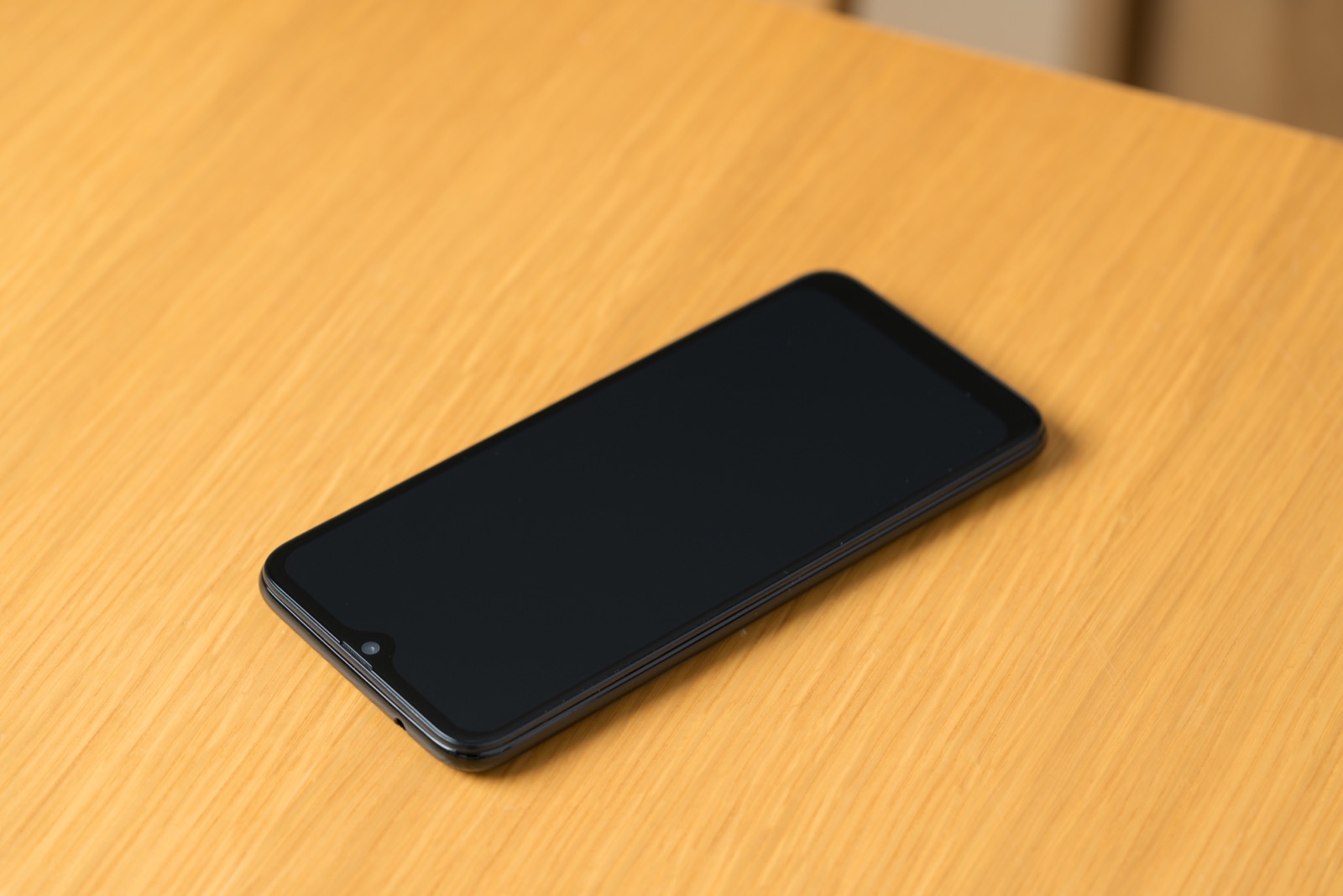 テーブルに置かれたスマートフォンのイメージ