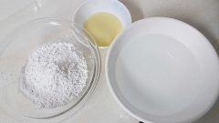 Trộn bột: Rây 200 gr bột nếp vào một bát tô, thêm sữa bò. Sau đó thêm từ từ nước vào, khuấy đều thành hỗn hợp sền sệt.