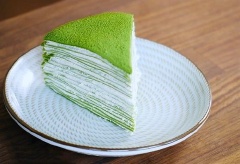 Bánh crepe trà xanh nghìn lớp hoàn thành là có thể cắt nhỏ và nhâm nhi được rồi đấy. Để món bánh crepe trà xanh trông đẹp mắt hơn thì bạn có thể rắc thêm 1 lớp bột trà xanh (bột matcha) lên trên mặt bánh nhé.