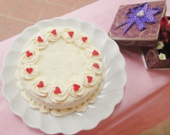 Xẻ bánh làm đôi, trét kem vào giữa bánh rồi trét kem phủ toàn bộ bánh, không cần phải láng kỹ mặt bánh vì sau đó còn phủ dừa kín bên ngoài. Cho chỗ kem còn lại vào túi bắt kem trang trí.