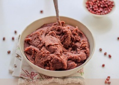 Đậu đỏ đãi sạch, ngâm với nước khoảng 2 giờ hoặc qua đêm, nấu chín, nghiền nhuyễn như khoai tây. Sau đó, thêm 30gr đường trắng vào, trộn đều.