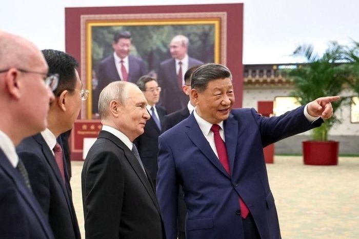 Đến Bắc Kinh, ông Putin 'ngoại giao áo khoác', ông Trump kể chuyện - Tạp chí Tri thức