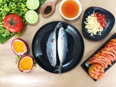 Cá hấp mua về rửa sạch với nước nóng rồi để ráo nước, chanh dây lọc lấy nước cốt, cà chua thái miếng mỏng, tỏi - ớt - hành tím băm nhuyễn, bông thiên lý rửa sạch với nước muối.