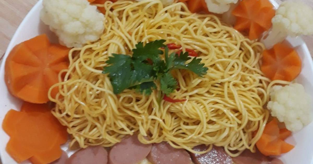 Mì xào ăn kèm rau củ