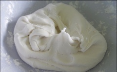 Rây vào thố lớn gồm: 400g bột năng, 1/3 muỗng cà phê muối, trộn đều. Sau đó thêm từ từ nước nóng, khuấy rồi dùng tay trộn, thêm chút dầu ăn, nhồi cho thành khối bột đồng nhất.