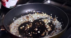Khi tỏi chuyển màu vàng nâu thì cho vào 1 hộp sốt cà chua, đun sôi. Sau đó thêm vào 1 hộp nước cốt dừa (400ml), khuấy đều với lửa lớn cho sôi.