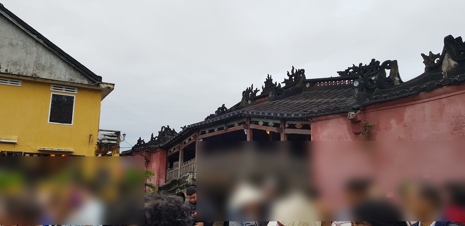 호이안 오래된 건물 앞 관광객들