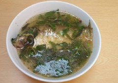 Múc canh ra tô và dùng nóng. Vị cay nhẹ thấm đều trên đầu lưỡi quyện với vị béo ngọt của thịt cá trong thật hấp dẫn.