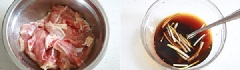 Gà mua về rửa sạch, để ráo rồi cắt miếng dài tầm 10-12cm. Sau đó cho hỗn hợp gia vị gồm nước tương, rượu gạo, mật ong, nước mắm, nước và cọng hành trắng vào bát trộn đều.
