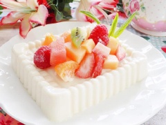 Sữa chua dẻo để ra dĩa, thêm các loại trái cây tươi, ít lá bạc hà và thưởng thức. Nếu thích có thể thêm một ít bột cacao hoặc trà xanh lên trên.