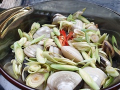 Cho nghêu, sả, 1 ít lá húng quế vào nồi.