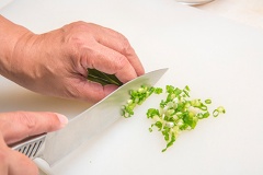 Cắt nhỏ hành lá và ướp củ cải trắng Nhật. * Cut the small green onions into small pieces, and grate a Japanese white radish.