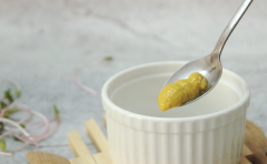 Pha sốt salad với 1 muỗng cà phê sốt mayonnaise, 1/2 muỗng cà phê mù tạt vàng, 1 muỗng cà phê trứng cá chuồn và 30 ml nước ép cam, đánh lên cho hòa quyện đều thành sốt.