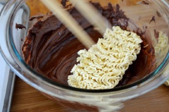 Chocolate chip cho vào tô quay chảy trong lò vi sóng hoặc hấp cách thủy. Tiếp đó lót một lớp giấy bạc lên vỉ nướng, nhúng từng lát mì vào tô chocolate tan chảy. Nhúng cả 2 mặt để chocolate phủ đều nha..