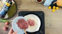 Thịt bồ câu rửa với rượu trắng và muối để khử mùi hôi, lóc xương, băm nhuyễn. ướp với 1 muỗng canh nước mắm, 1/2 muỗng canh đường, 1 ít tiêu xay 10 phút cho thấm. Phi thơm 10gr hành tím băm, cho thịt bồ câu đã ướp vào xào chín.